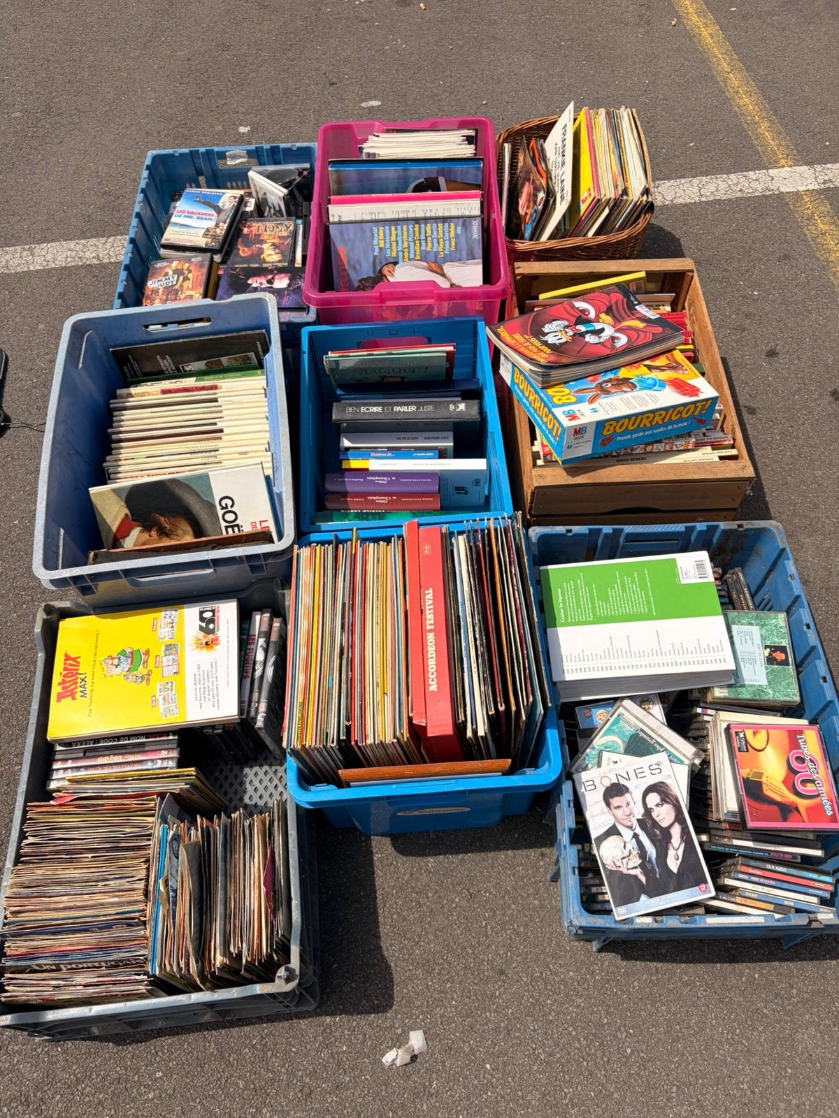 Lot de 16 caisses de Vinyles, CD, DVD, Livres et Bandes, Divers, Lots de brocante, Comme neuf, Enlèvement