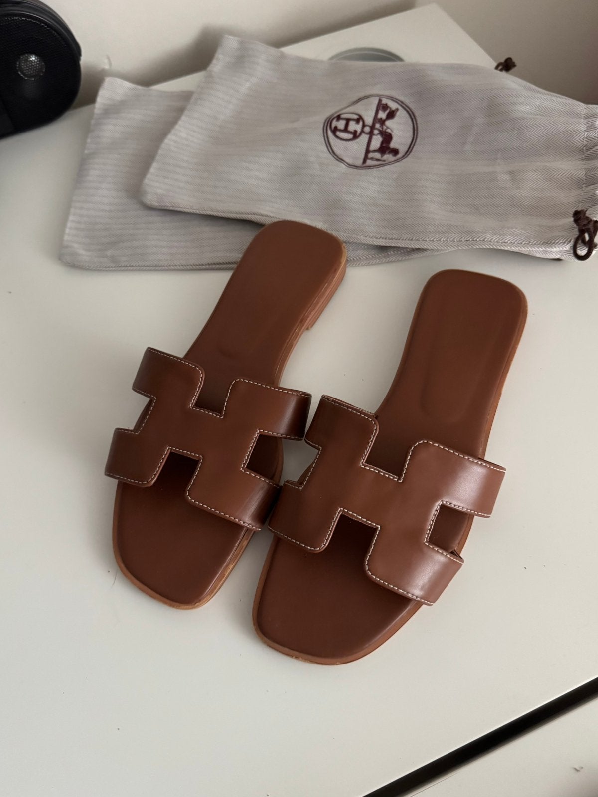 Sandales plates marron, Animaux & Accessoires, Vêtements pour chiens, Enlèvement ou Envoi, Comme neuf