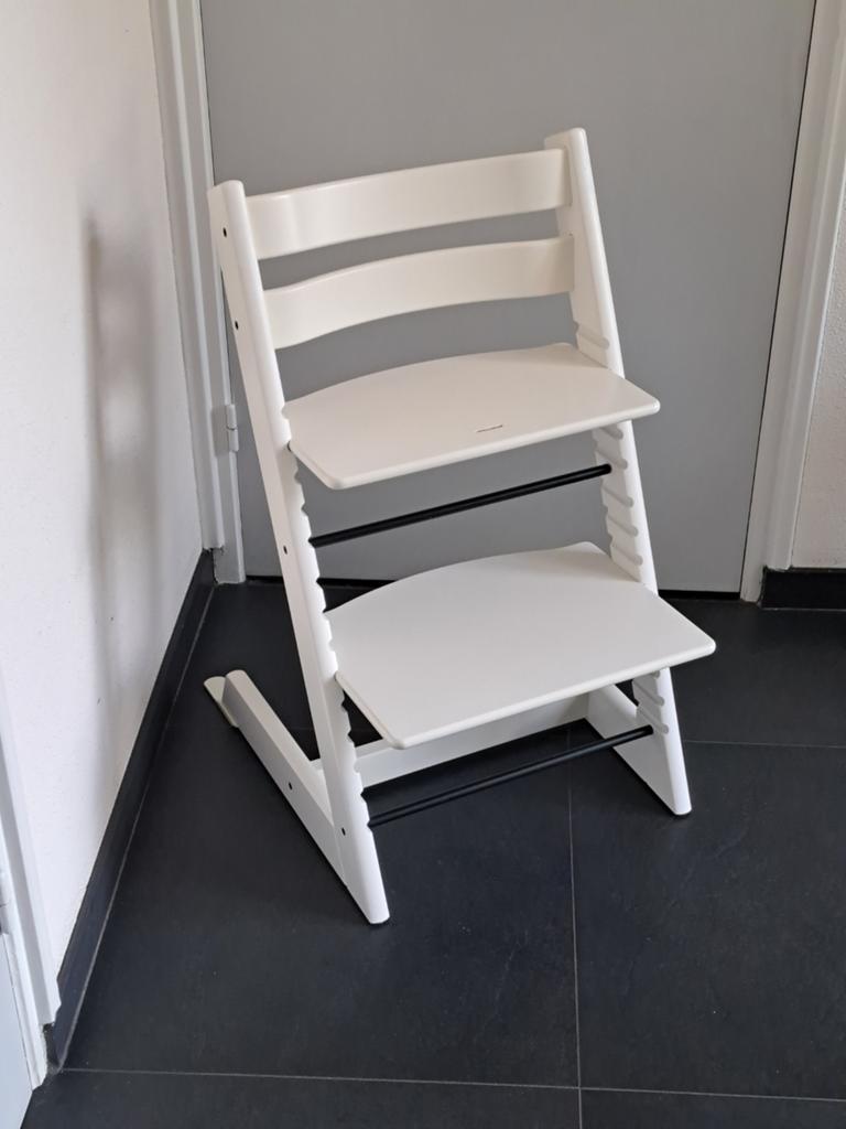 Stokke Tripp Trapp kinderstoel NIEUW MODEL in satin wit, Kinderen en Baby's, Kinderstoelen, Ophalen, Zo goed als nieuw, Meegroeistoel