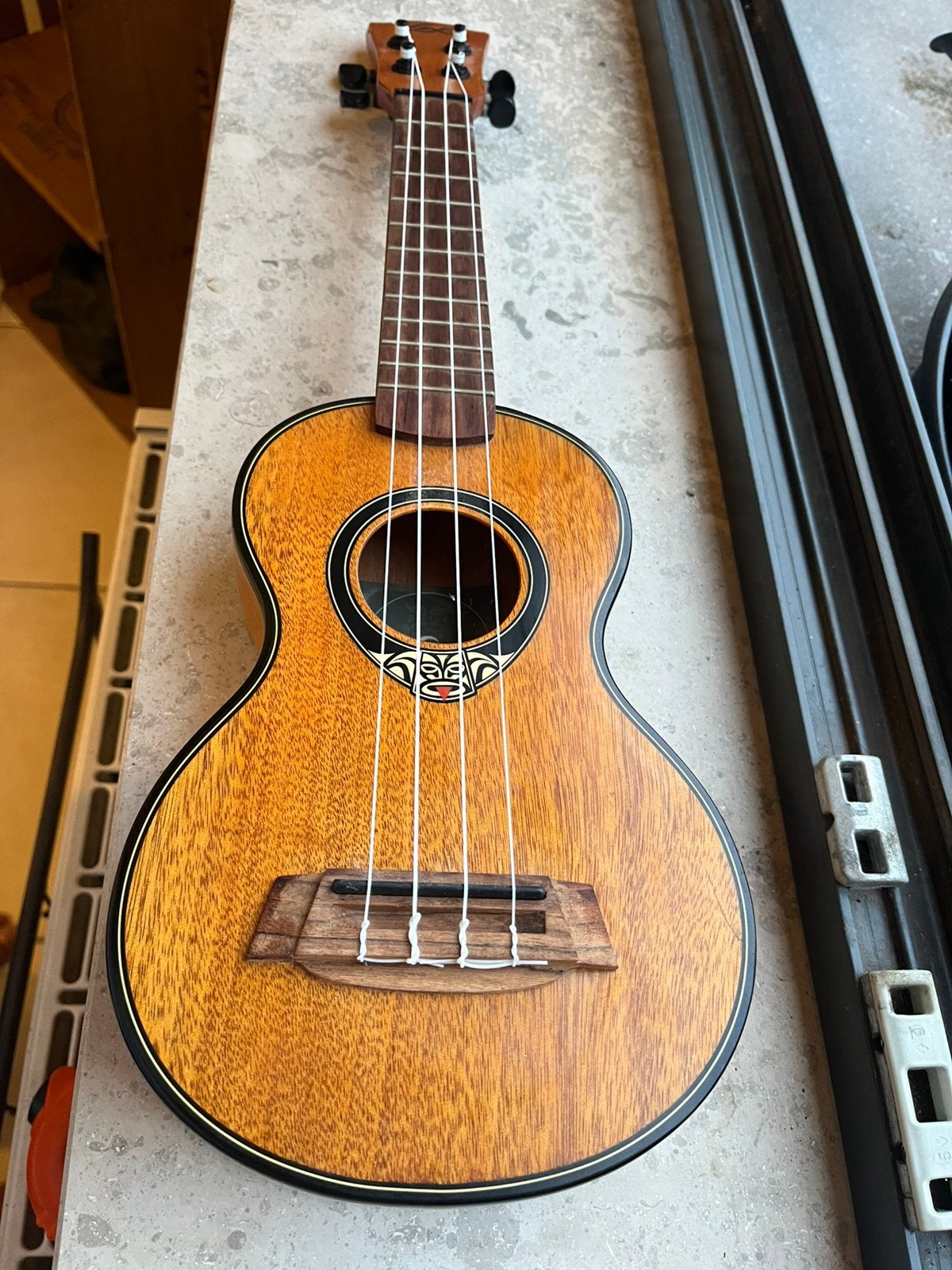 Ukulele LAG Tiki Uku modèle U77S, Musique & Instruments, Instruments à corde | Guitares | Acoustiques, Enlèvement, Comme neuf