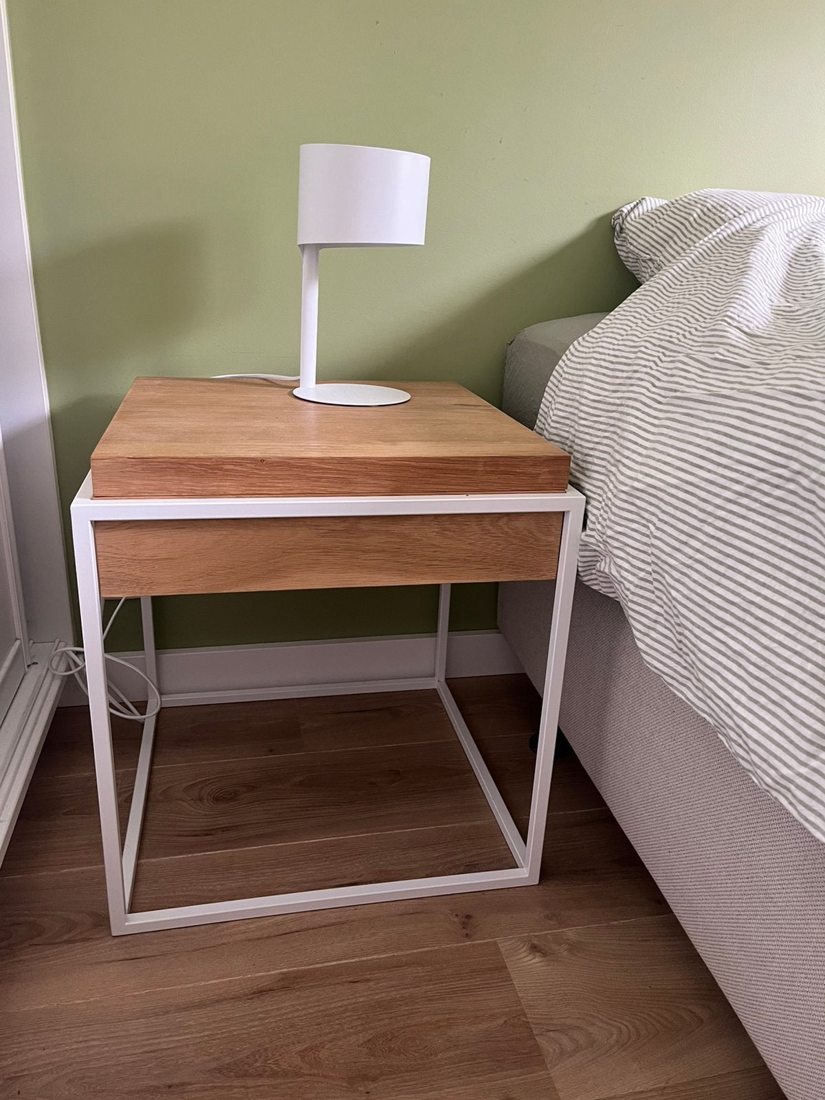 2 Hout en wit metalen nachtkastjes met verborgen opbergvak, Huis en Inrichting, Ophalen, Gebruikt, 45 tot 65 cm, Minder dan 55 cm