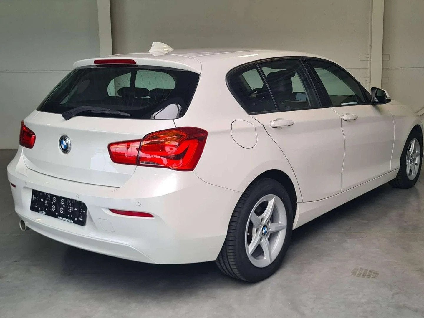 BMW 1 Serie 116 116i 5-deurs benzine - Navigatie - alu velge, Autos, Euro 6, Entreprise, Boîte manuelle, 5 portes