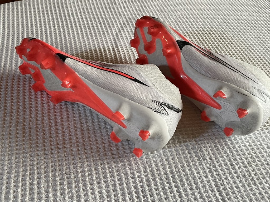 PUMA voetbalschoenen kunstgras maat 41, Sport en Fitness, Voetbal, Ophalen, Zo goed als nieuw, Schoenen