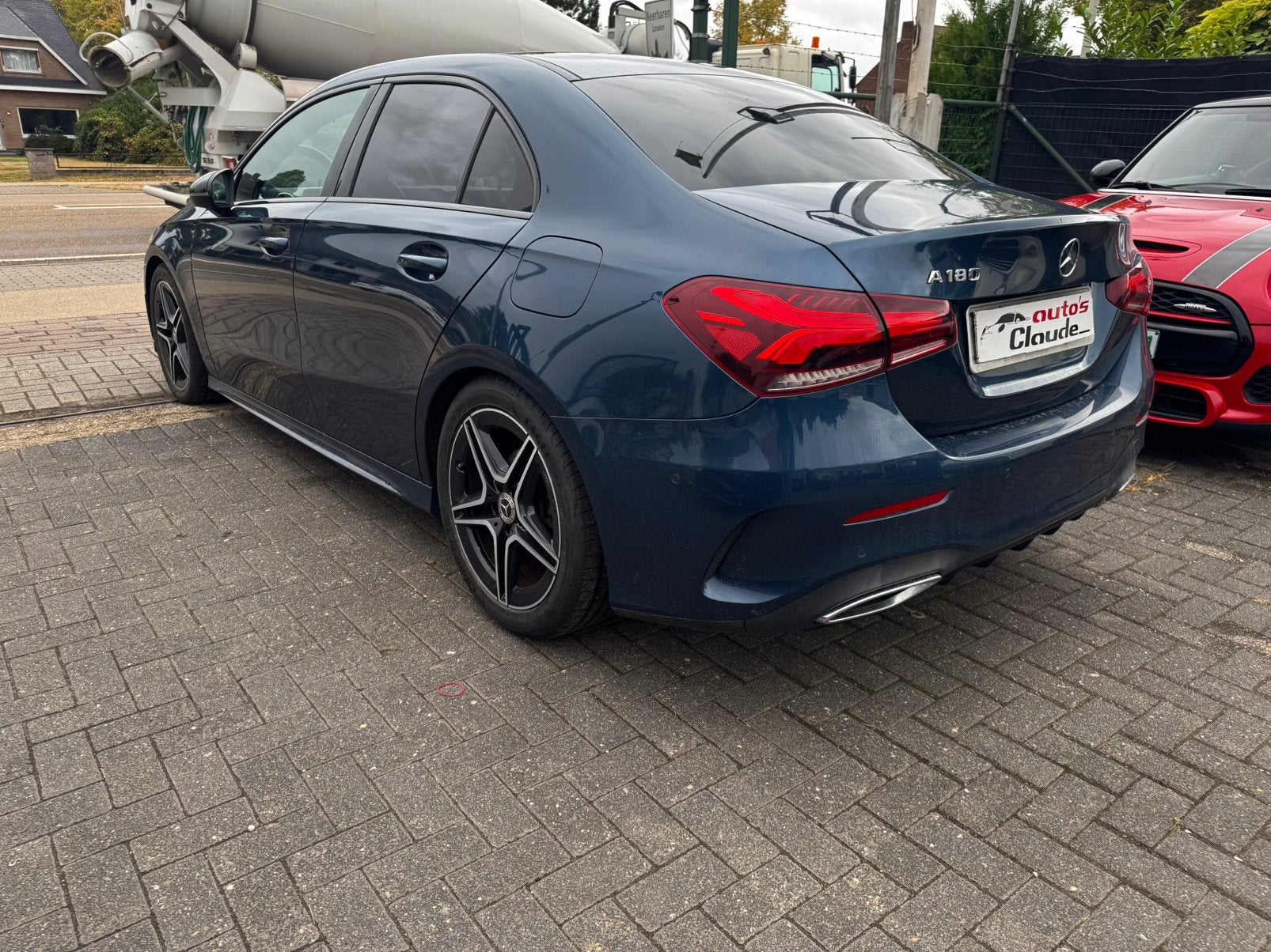 Mercedes A180 automaat benzine, Autos, Achat, Phares entièrement LED, Entreprise, Noir
