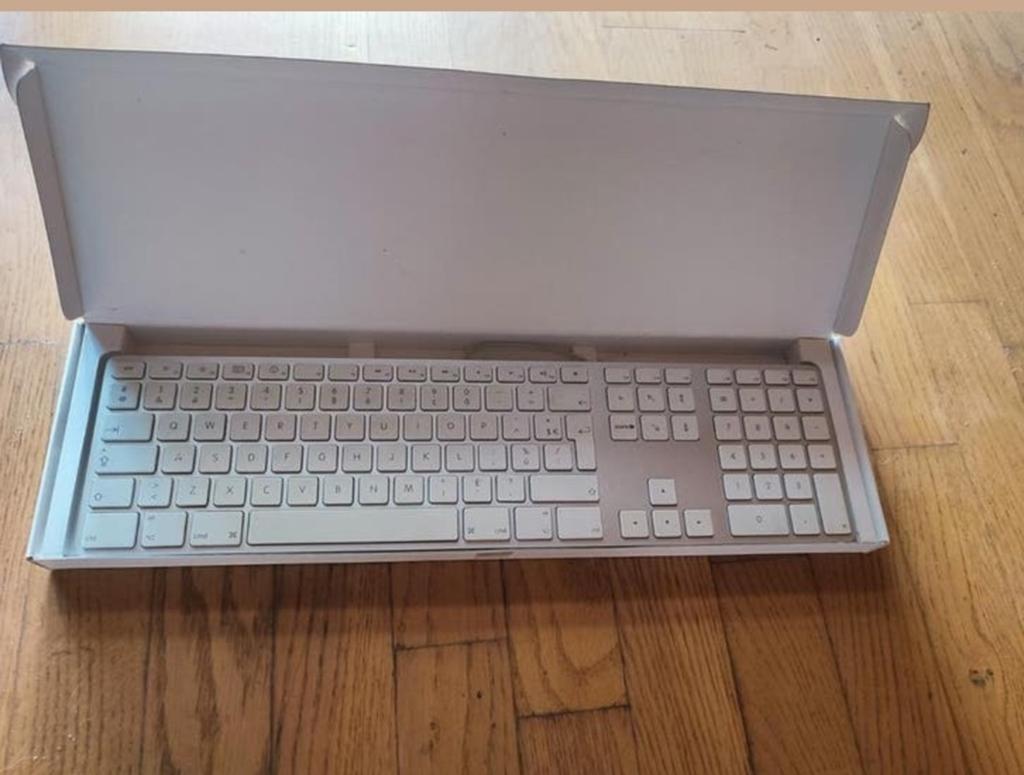 Apple bedraad numeriek toetsenbord als nieuw, Computers en Software, Toetsenborden, Zo goed als nieuw, Azerty, Bedraad, Ergonomisch