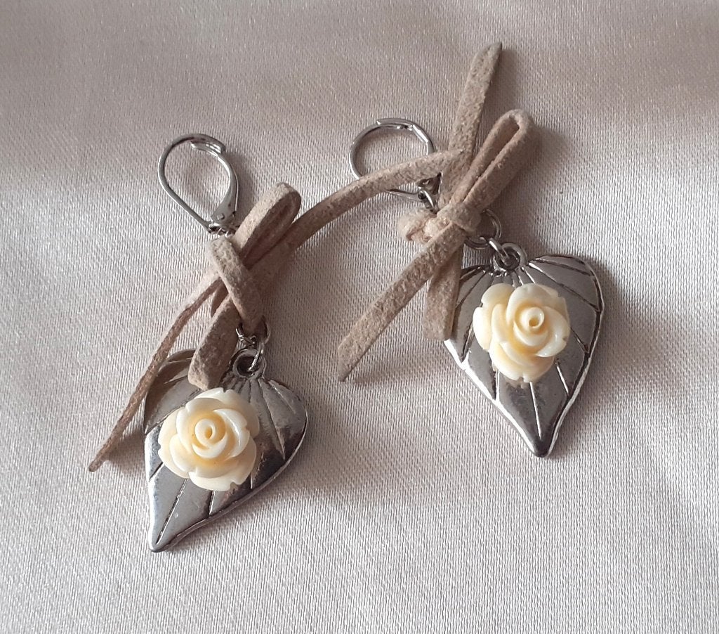 oorbellen hangers hartje met roos en strikje, Bijoux, Sacs & Beauté, Boucles d'oreilles, Neuf, Enlèvement ou Envoi, Beige, Autres matériaux