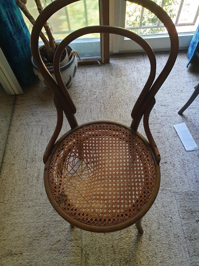oude stoelen, Enlèvement