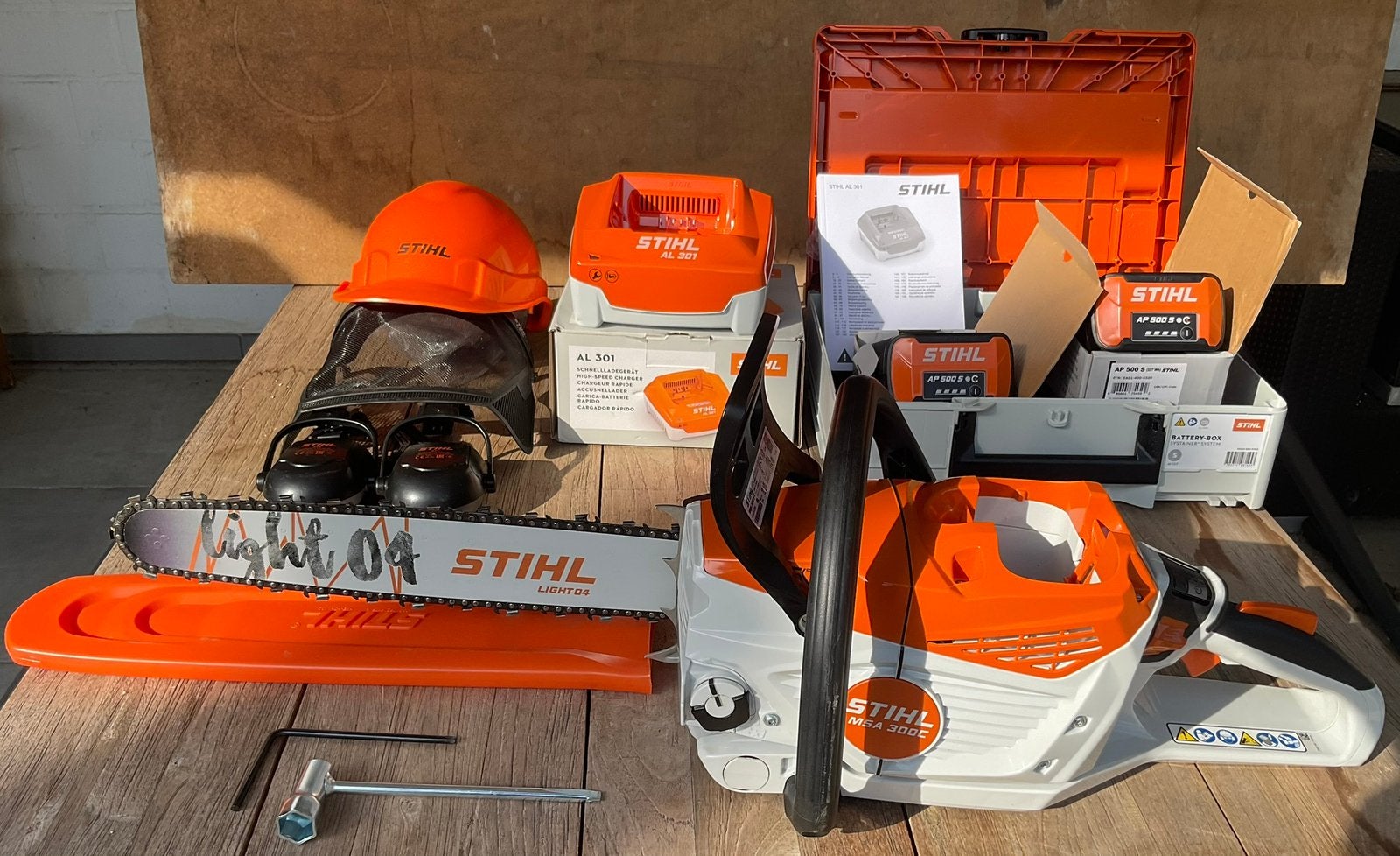 Stihl Msa 300c. + 2x AP 500s et 1x AL 301, Enlèvement, Comme neuf, Scie à arbre