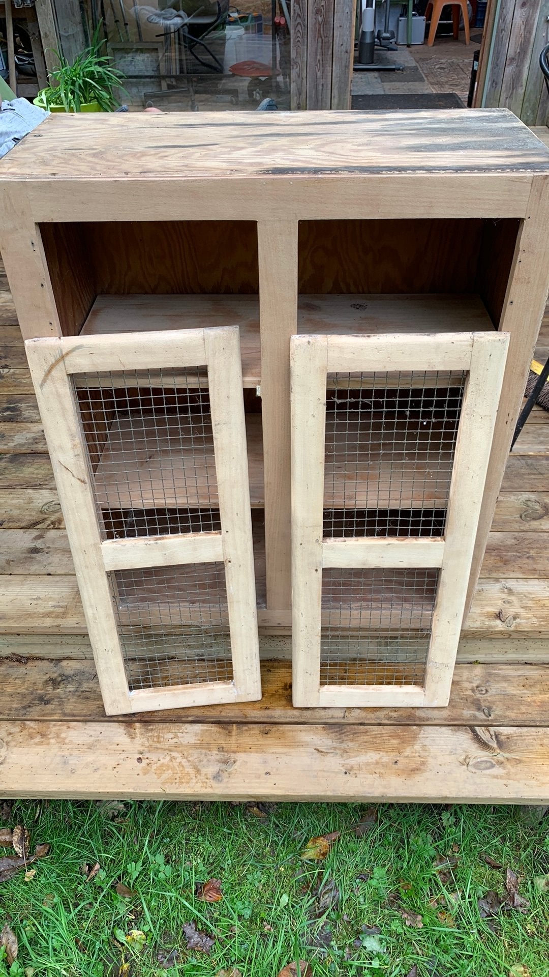 Charmant petit meuble à donner, Avec porte(s), 25 à 50 cm, Enlèvement, Utilisé