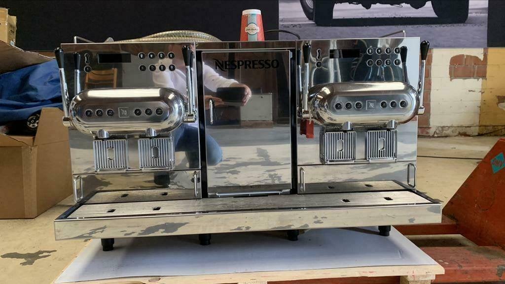Nespresso Aguila 220, machine à café professionnelle, Utilisé, Tuyau à Vapeur, Dosettes et capsules de café, 2 à 4 tasses