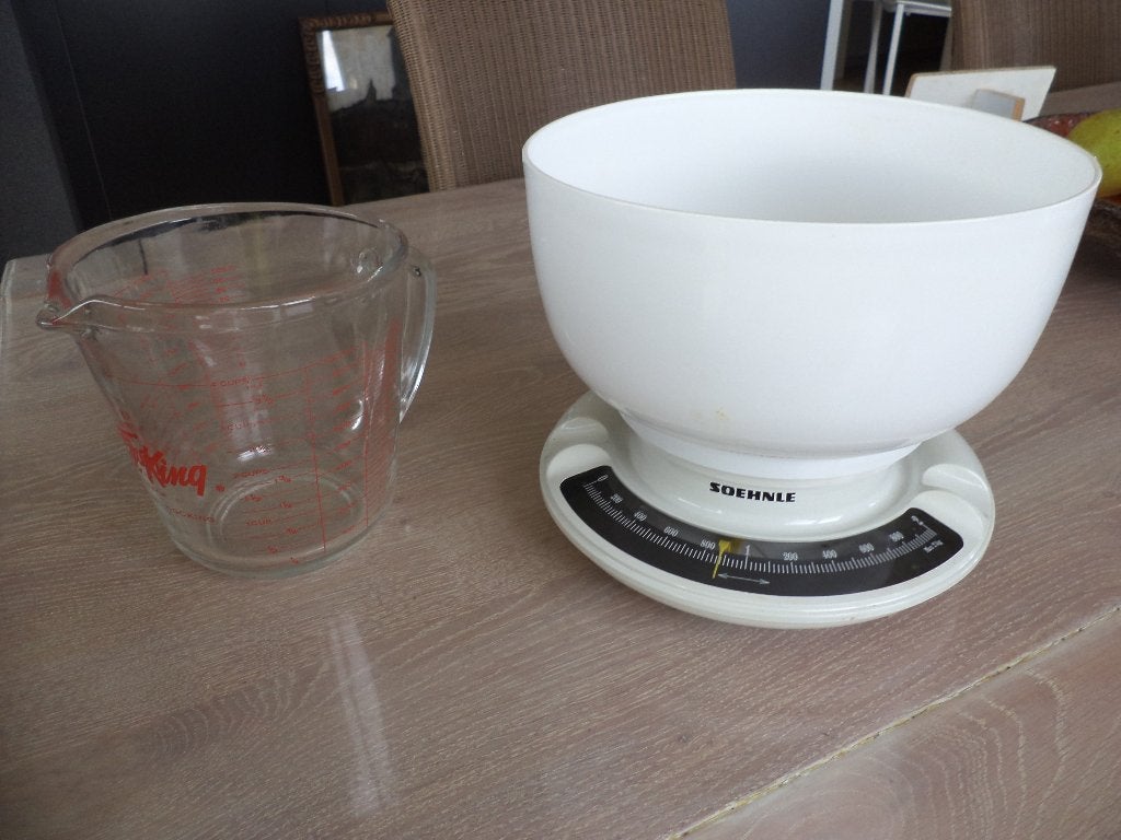 weegschaal (tot 2 kg) en maatbeker, Ophalen of Verzenden