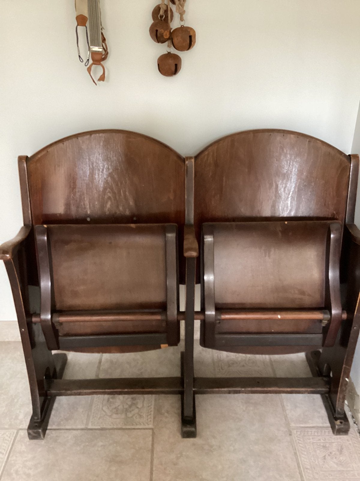 Vintage houten cinemastoelen., Ophalen