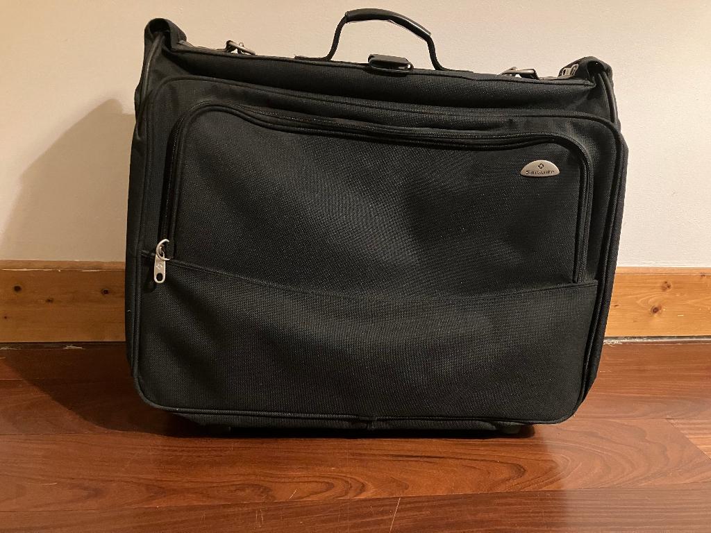 Valise Samsonite pour costumes, Bijoux, Sacs & Beauté, Valises, Enlèvement, Utilisé, Roulettes