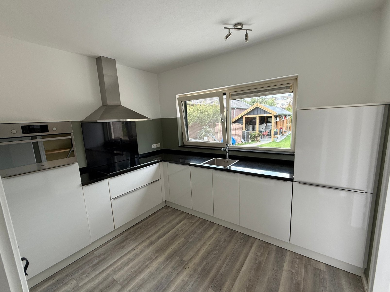 Nette Moderne Hoogglans Hoekkeuken + Apparatuur GEDEMONTEERD
