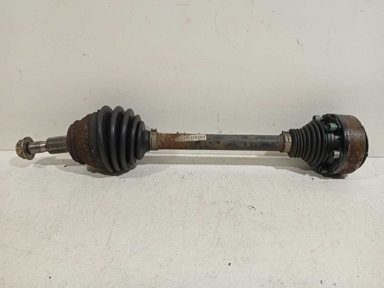Aandrijfas links voor Volkswagen New Beetle, Onderdelen@venauto.nl, Van der Ven Autorecycling B.V., Ettenseweg 76, 4706 PB Roosendaal, The Netherlands
