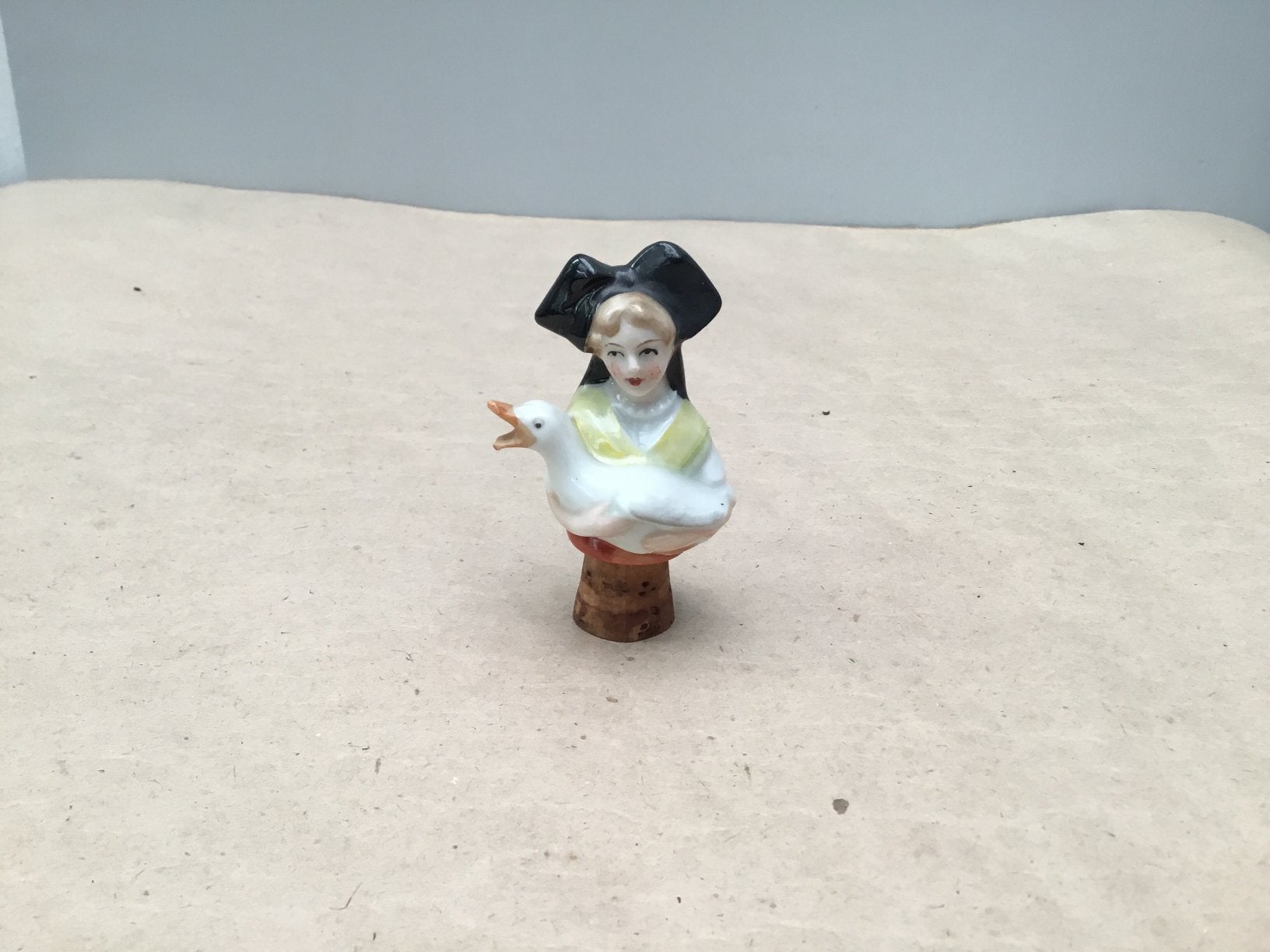 Bouchon de bouteille vintage femme avec canard Alsace, Antiquités & Art, Enlèvement ou Envoi