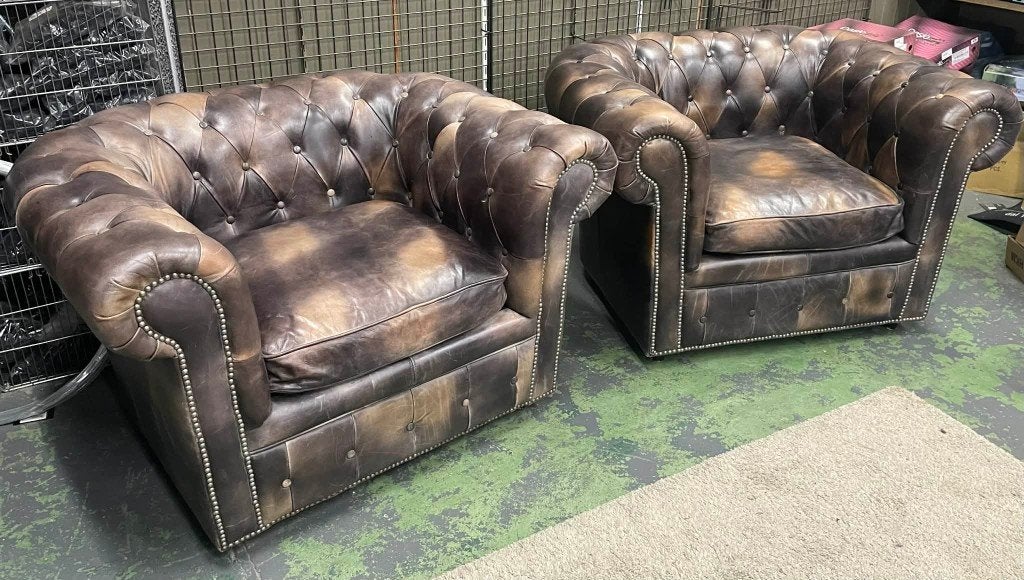 Canapé Chesterfield en cuir Authentique anglais numeroté, Maison & Meubles, Banc droit, Enlèvement, Utilisé, Cuir