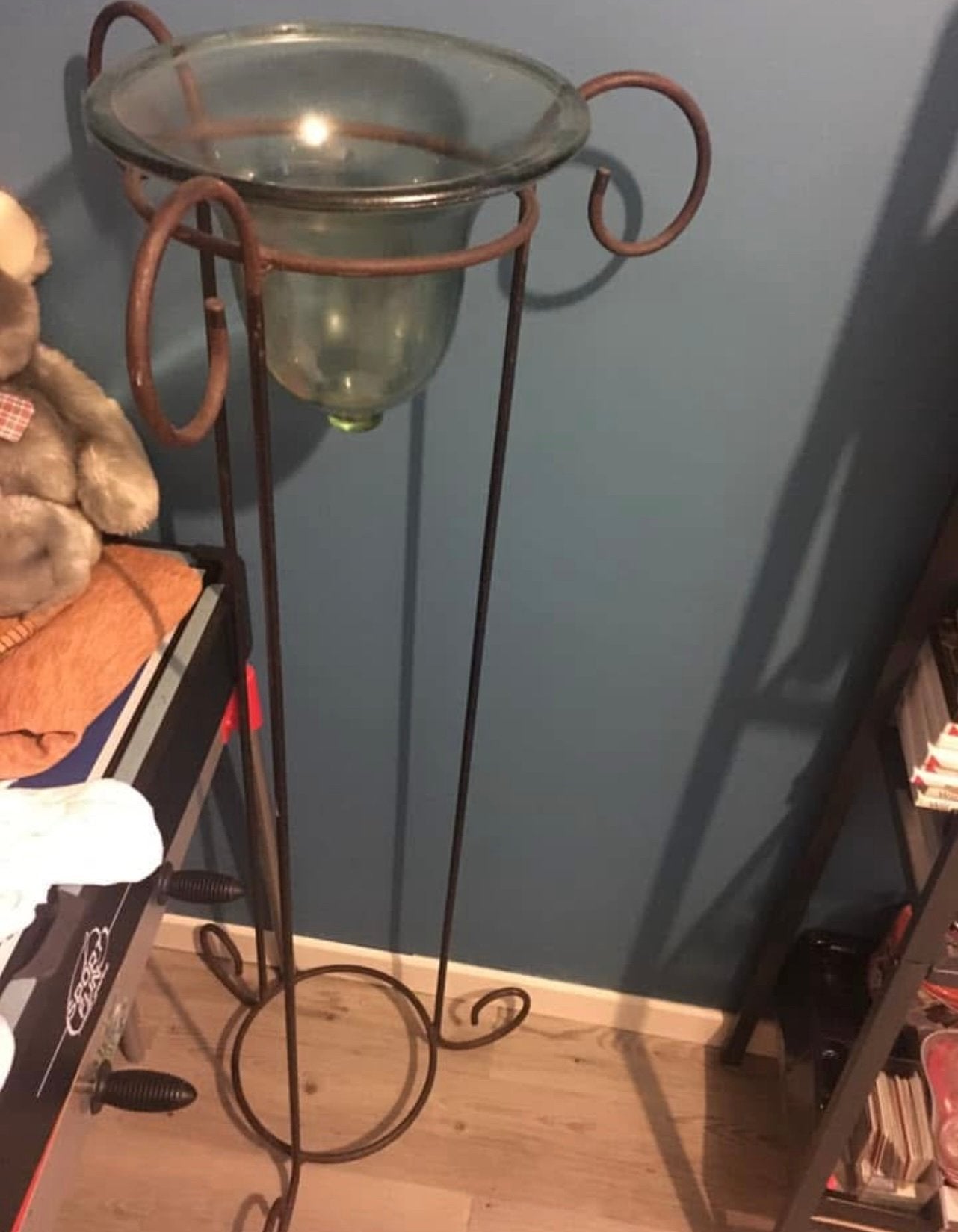 Vase en verre sur pied en fer forgé, Enlèvement, Comme neuf