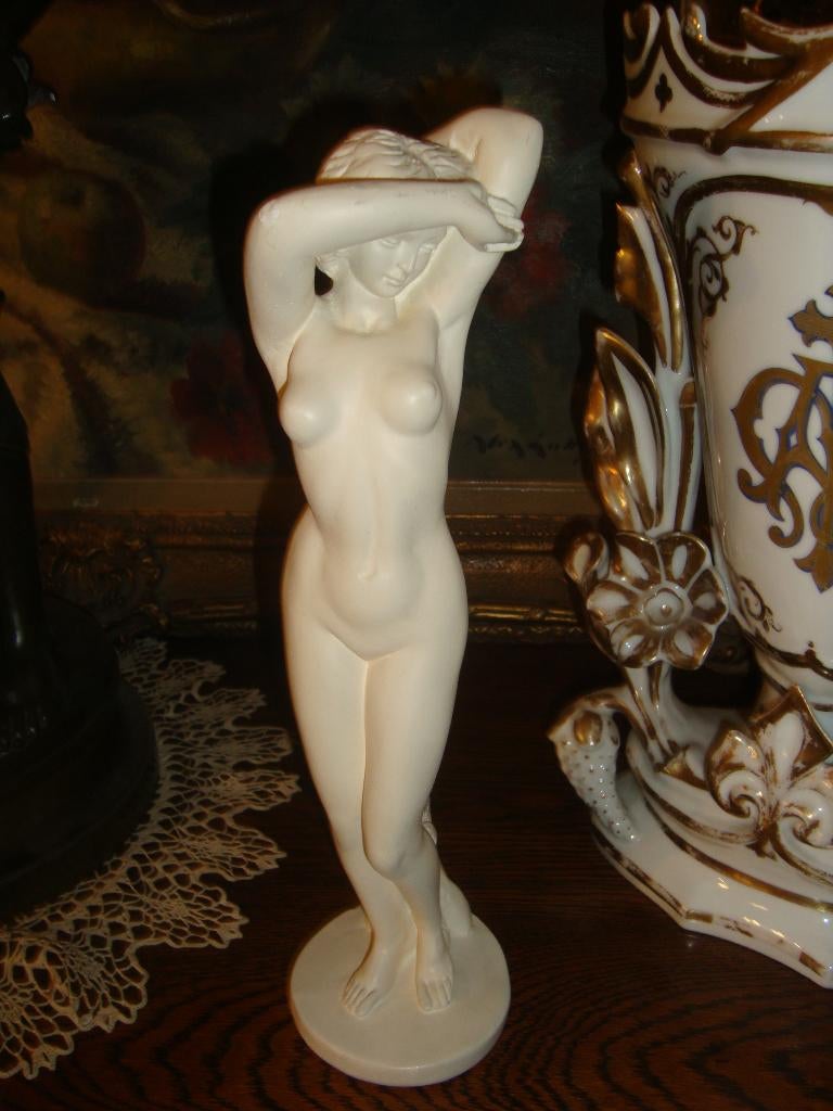 Beeldje in kunststof van een naakte vrouw., Ophalen
