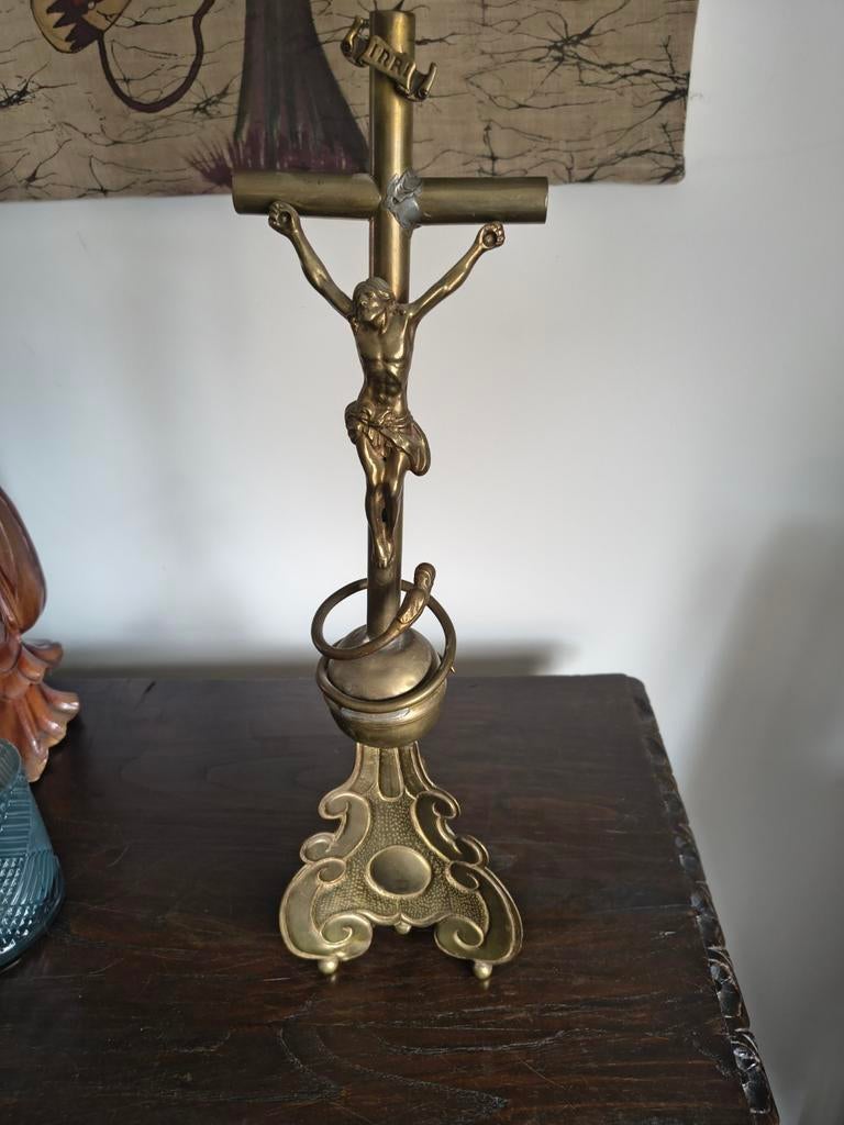 Antieke kruis uit kerk van het jaar 1902, Ophalen