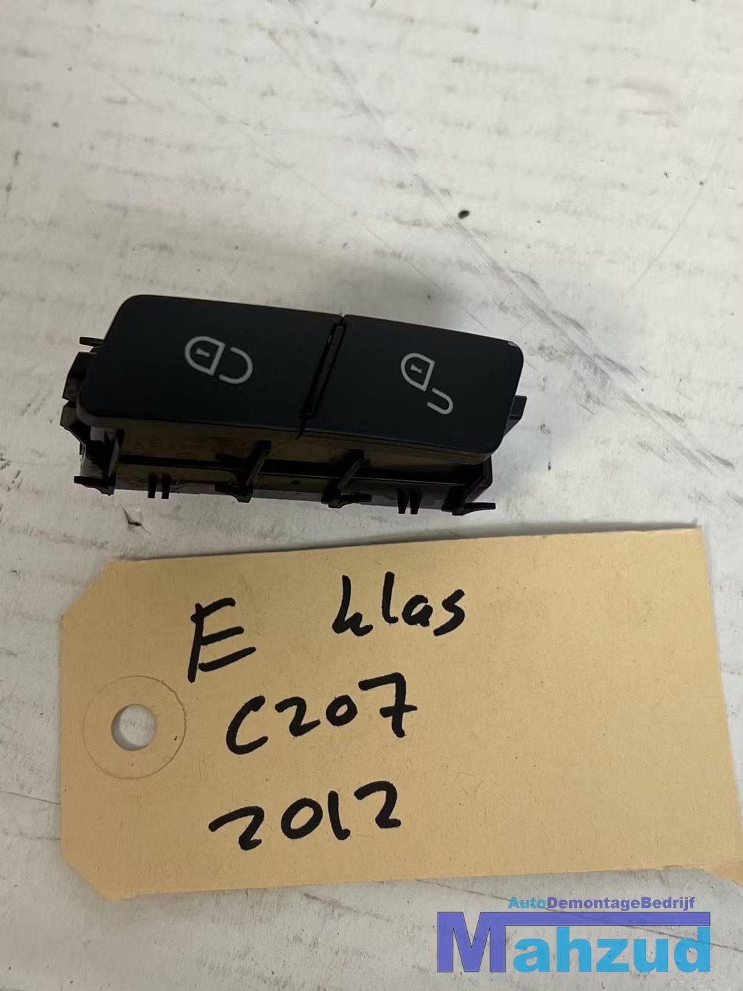 MERCEDES E C207 Deur Vergrendeling schakelaar A2048706310, Gebruikt, Mercedes-Benz AG, Mercedes-Benz, Mercedesstrasse 120
70372  Stuttgart, DE