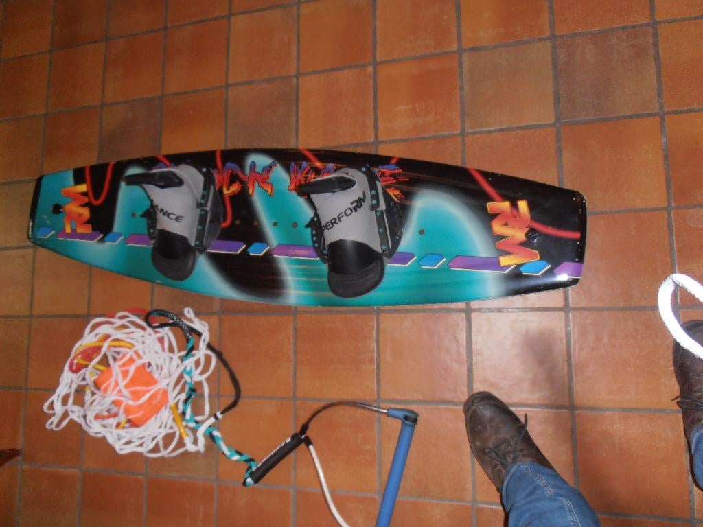 WAKEBOARD, 130 à 160 cm, Comme neuf, Enlèvement, Avec corde