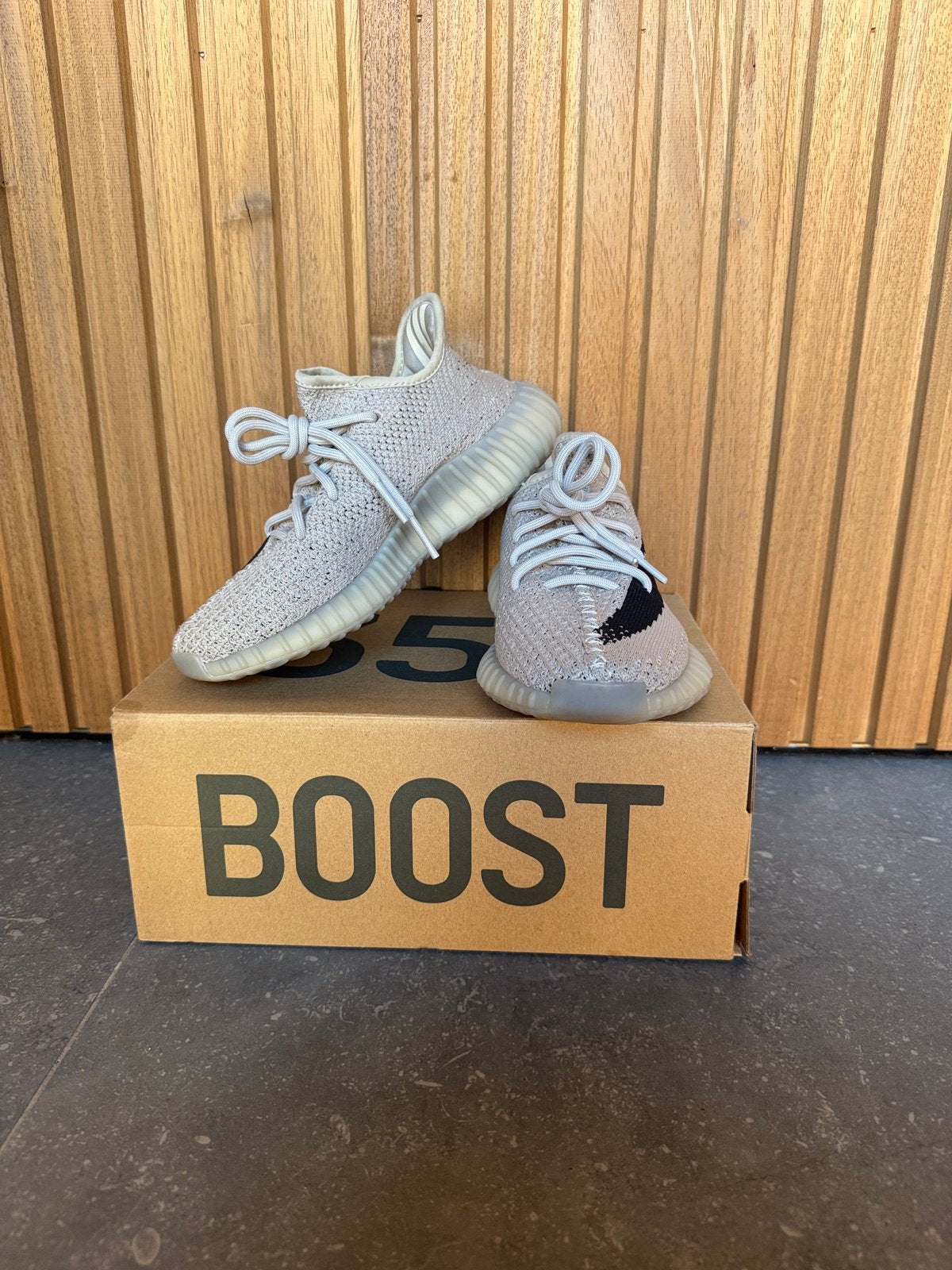 Adidas Yeezy Boost 350 V2 Slate – Maat 37⅓, Neuf, Enlèvement ou Envoi, Autres couleurs, Sneakers et Baskets