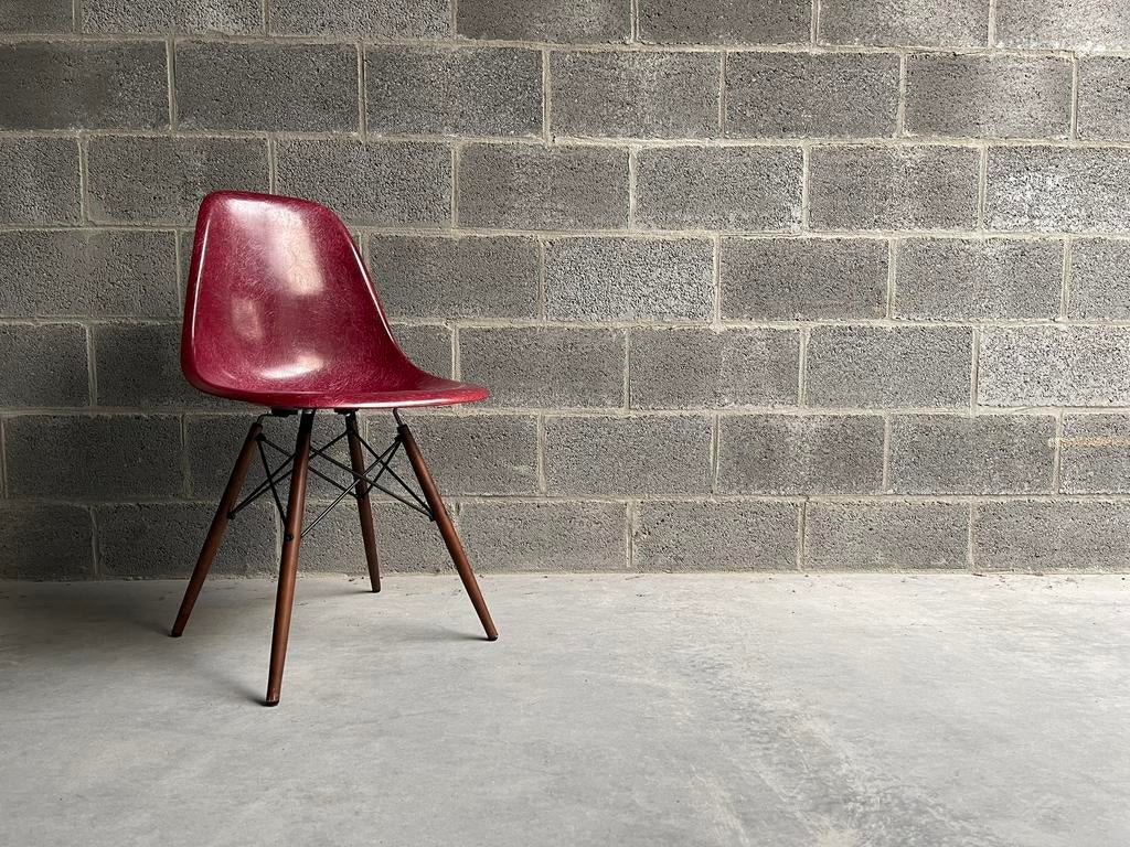 Eames Vitra Herman Miller Fiberglass Magenta, Ophalen of Verzenden, Zo goed als nieuw