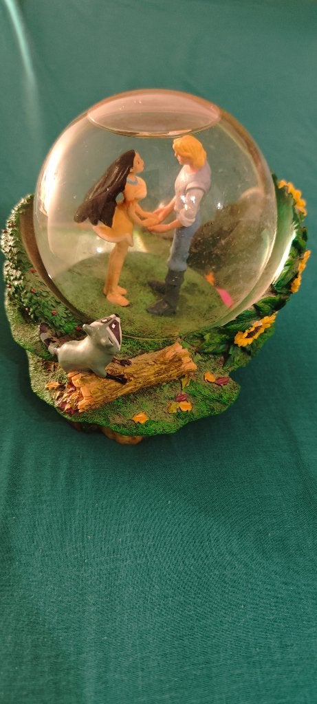 Boule à neige Pocahontas Disneyland Paris, Enlèvement, Pocahontas ou Petite Sirène, Comme neuf, Statue ou Figurine