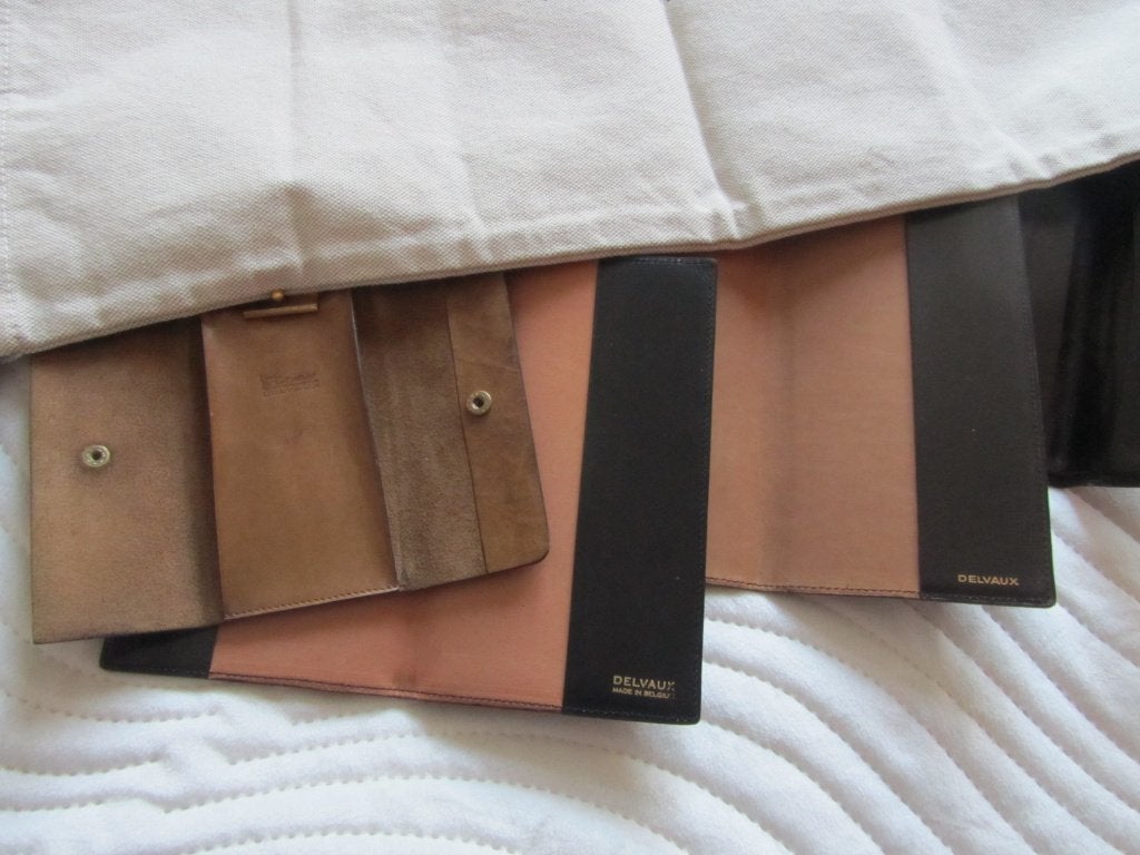 DELVAUX Lot d'objet différents vintage siglés, Envoi