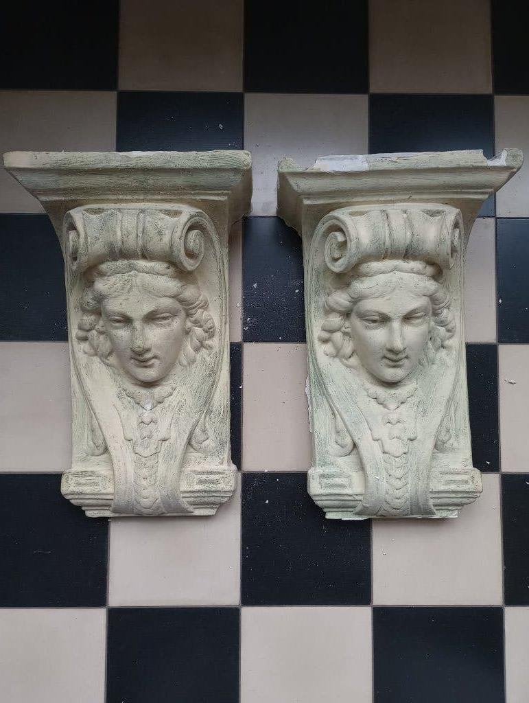 2 gipsen hoofden uit hal oud herenhuis 1914, Ophalen