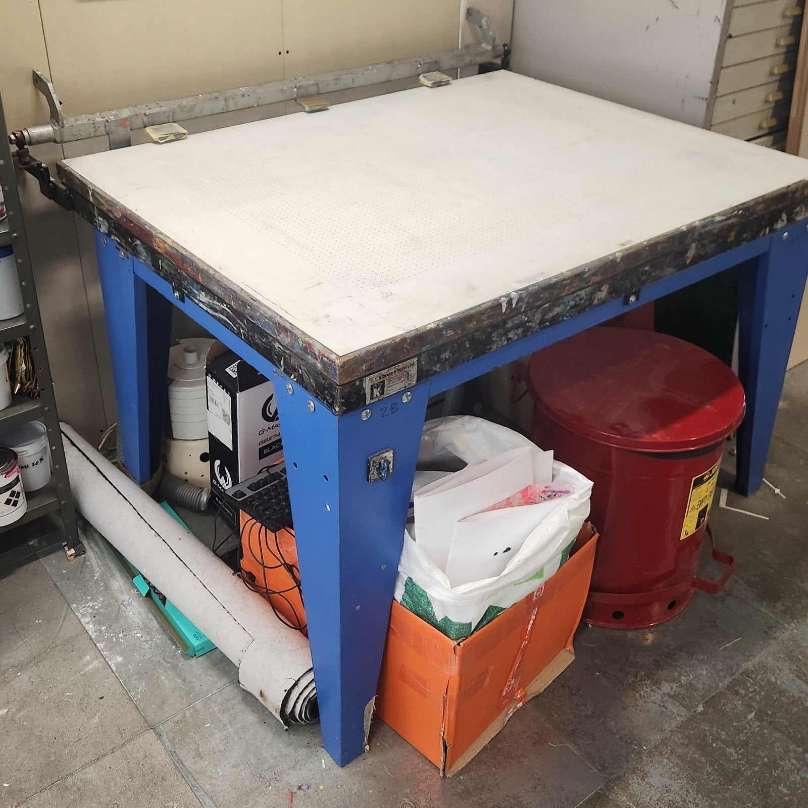 Zeefdruk op de tafel met vacuümdruk, Ophalen