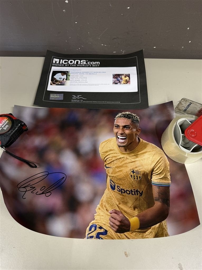 handtekening - Raphinha Signed FC Barcelona Photo Goal vs Se, Verzamelen, Sportartikelen en Voetbal, Zo goed als nieuw, Ophalen of Verzenden