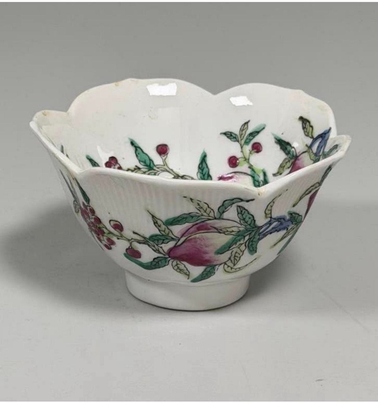 Plat vintage en porcelaine peinte à la main forme de fleur, Antiquités & Art, Enlèvement ou Envoi
