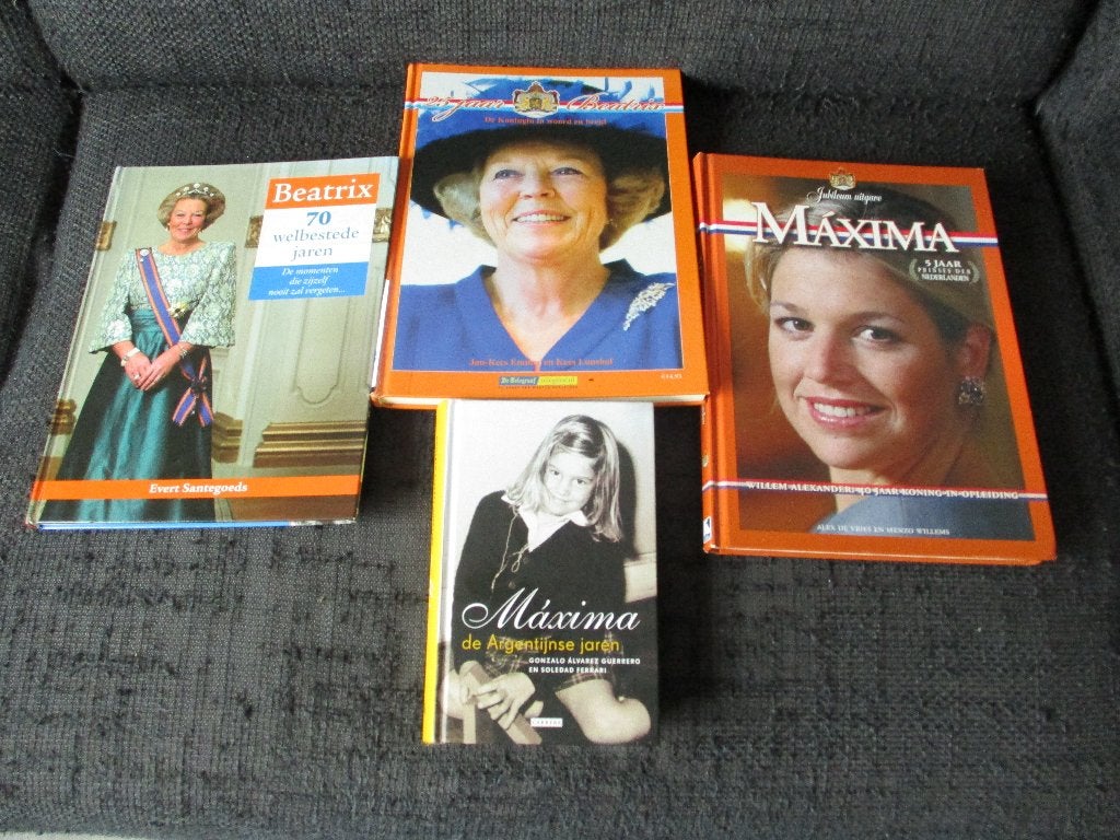 4 boeken Koningshuis Nederland oa Beatrix en Maxima, Verzamelen, Ophalen of Verzenden, Zo goed als nieuw, Tijdschrift of Boek