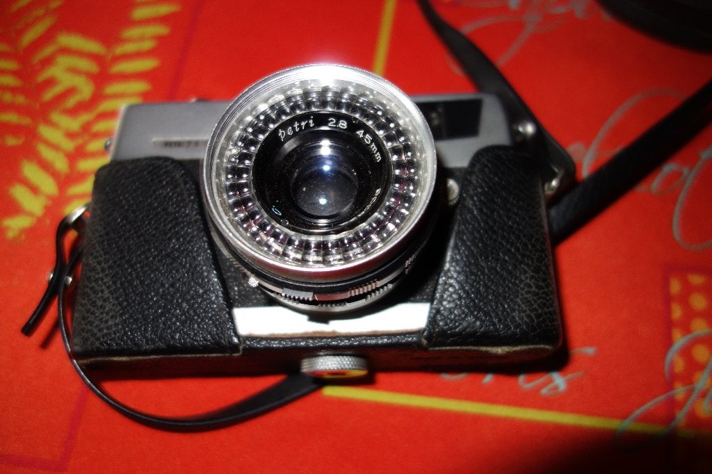 ANALOOG PETRI CAMERA MET HOES & ZONNELENS, Ophalen of Verzenden