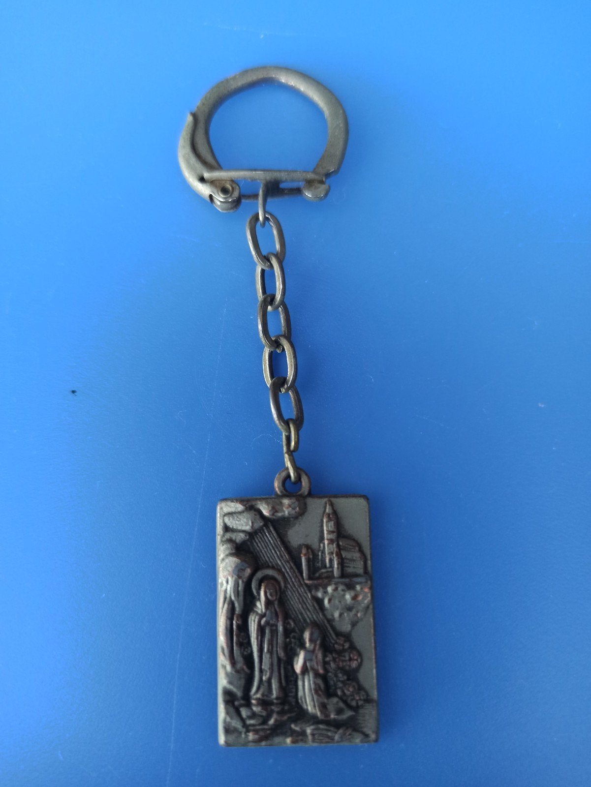 porte-clés mère Mary, Enlèvement
