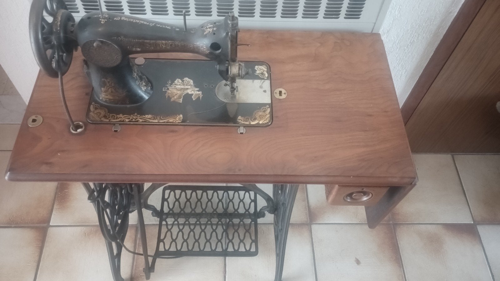 Antieke Singer naaimachine, Ophalen