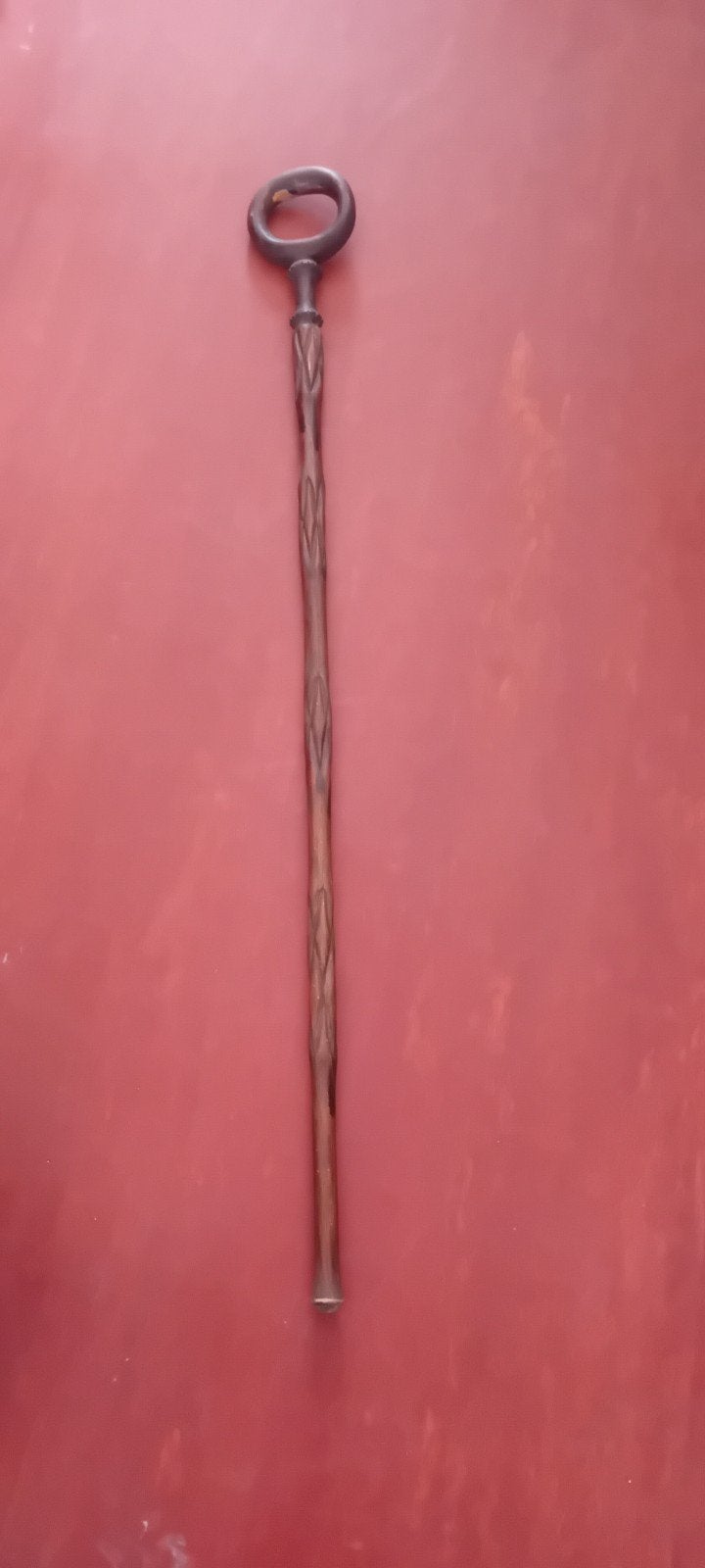 Canne en bois sculptée pommeau  arrondi, Enlèvement
