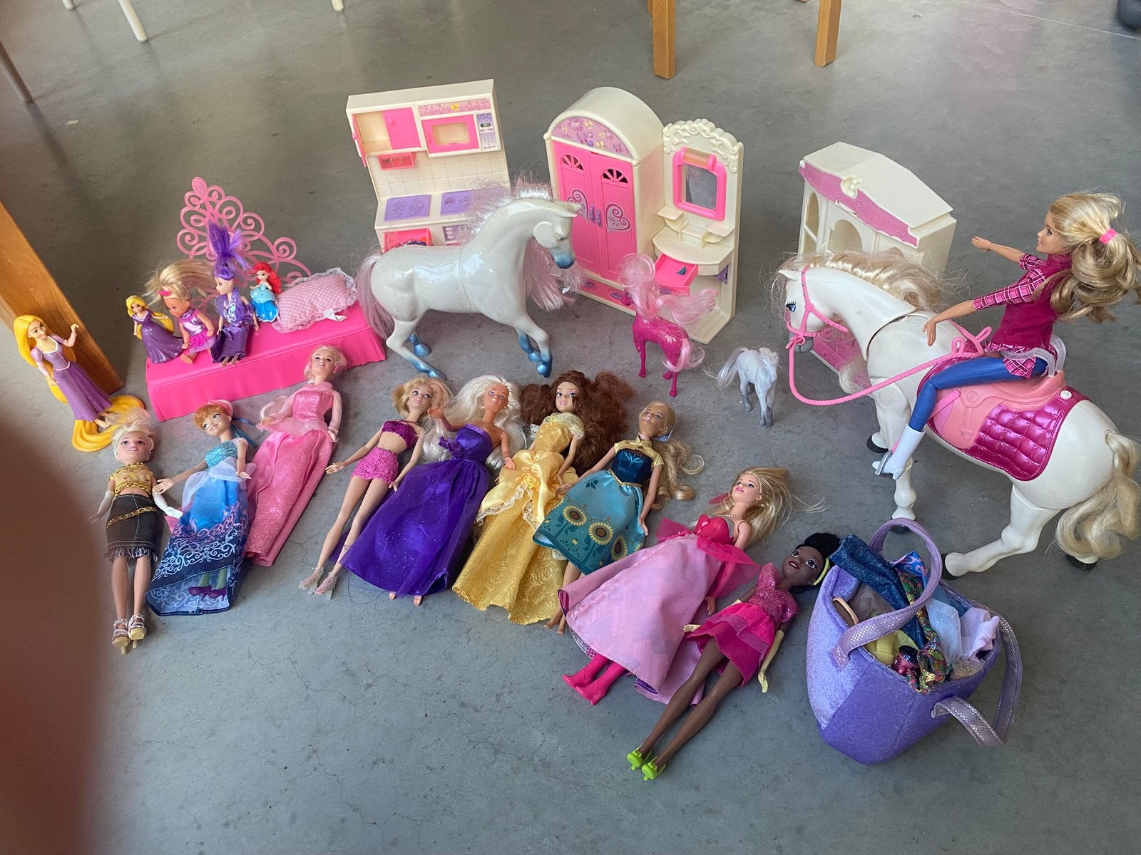 Barbie en rijdend paard + andere modepoppen en accecoires, Ophalen, Gebruikt