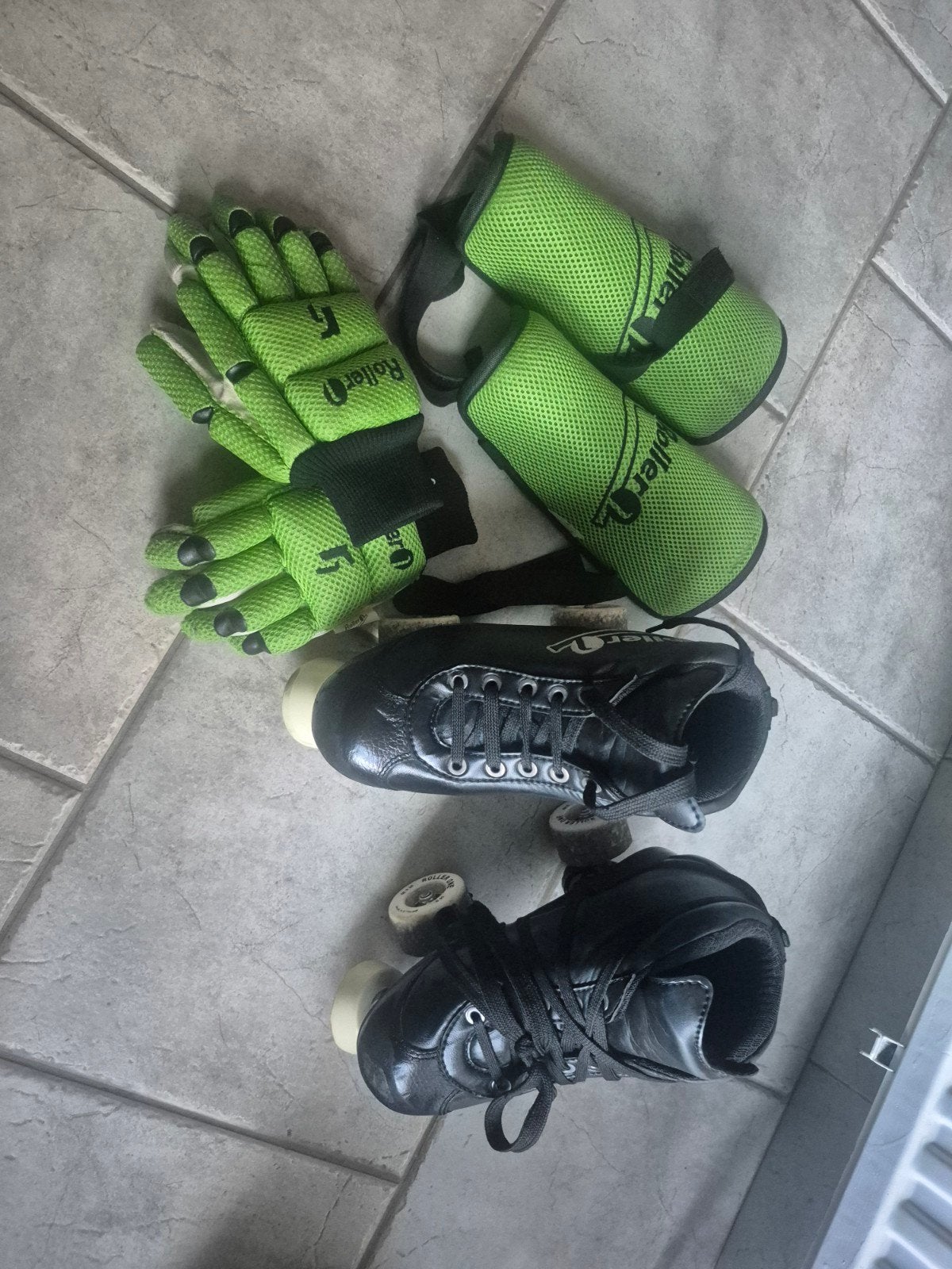 rolschaatsen en toebehoren voor rollerhockey, Sports & Fitness, Taille S, Enlèvement ou Envoi, Gants