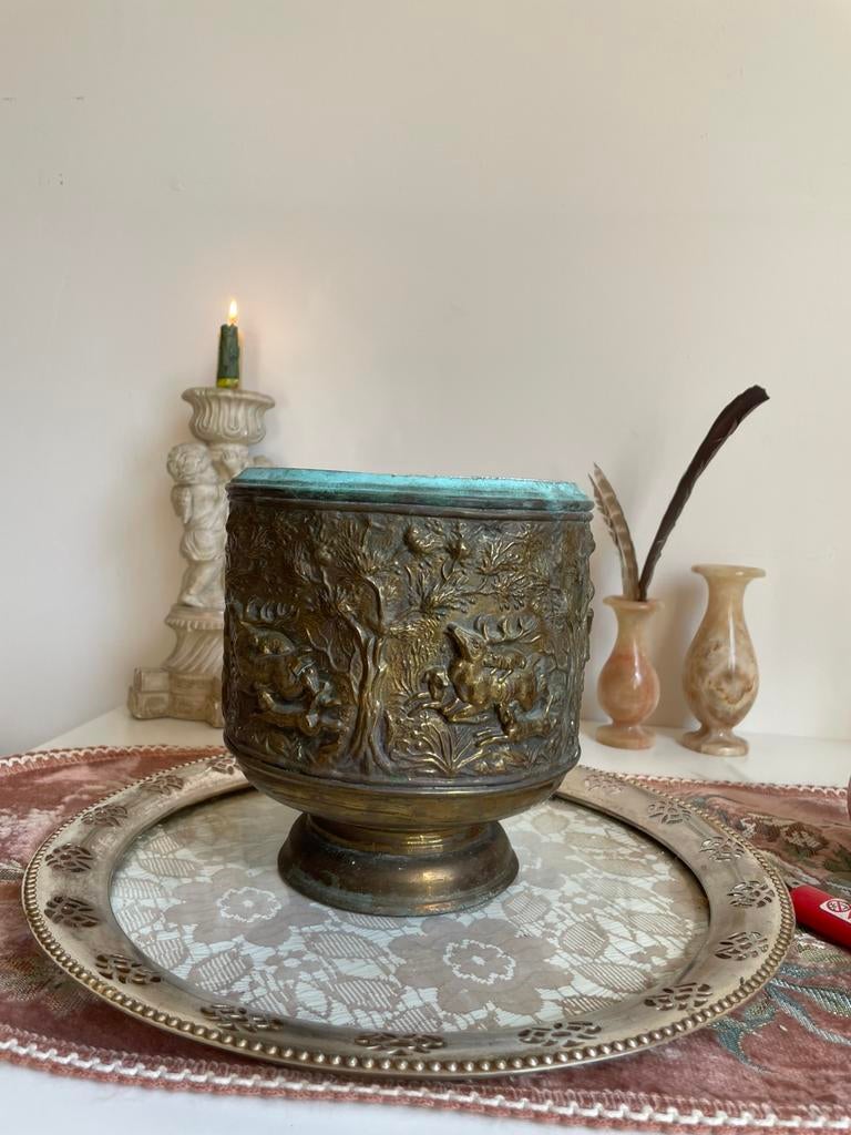 Cache-pot ancien sur pied en bronze à décor de chasse, Enlèvement ou Envoi
