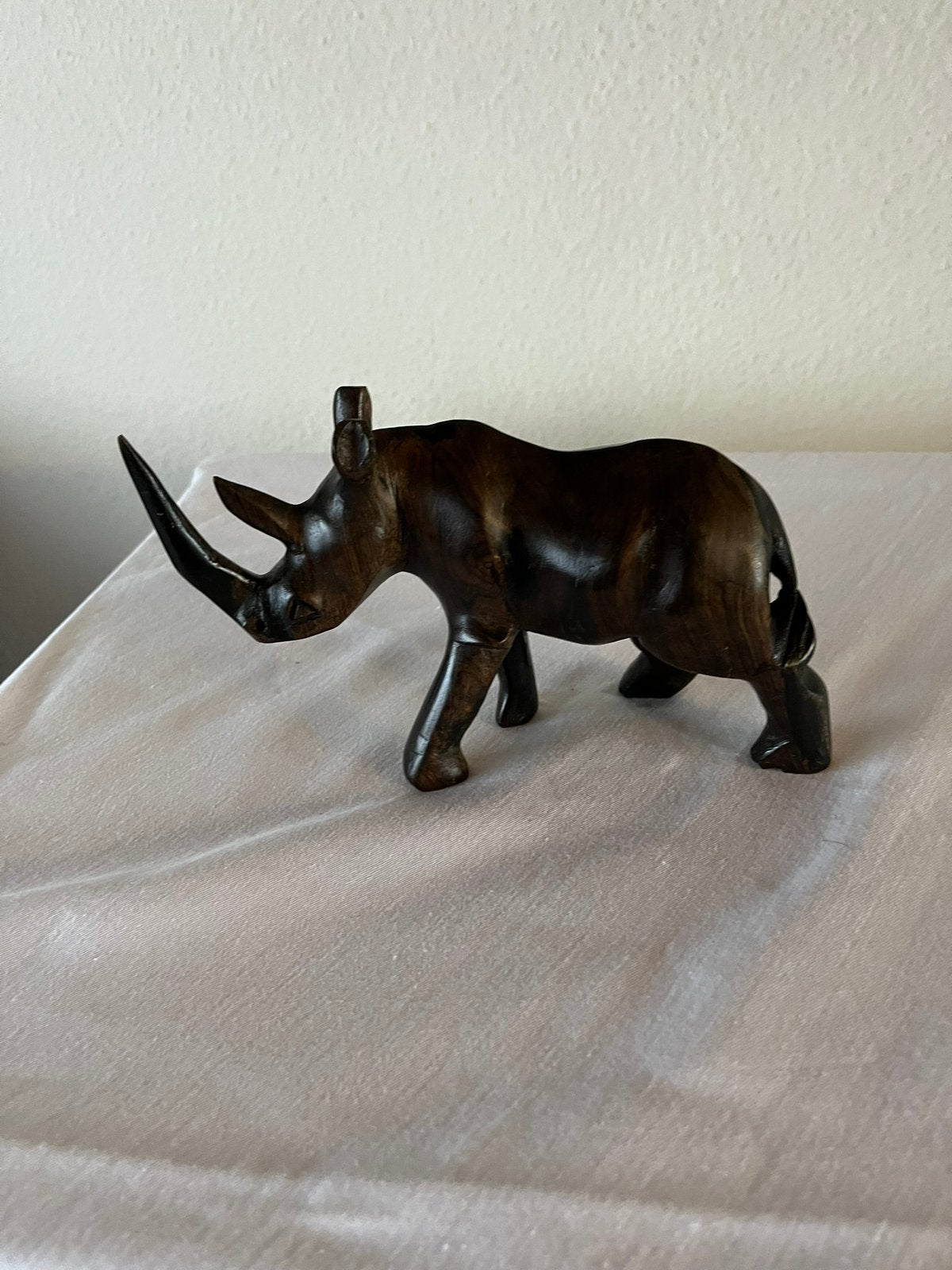 houten beeldje neushoorn, Ophalen, Zo goed als nieuw