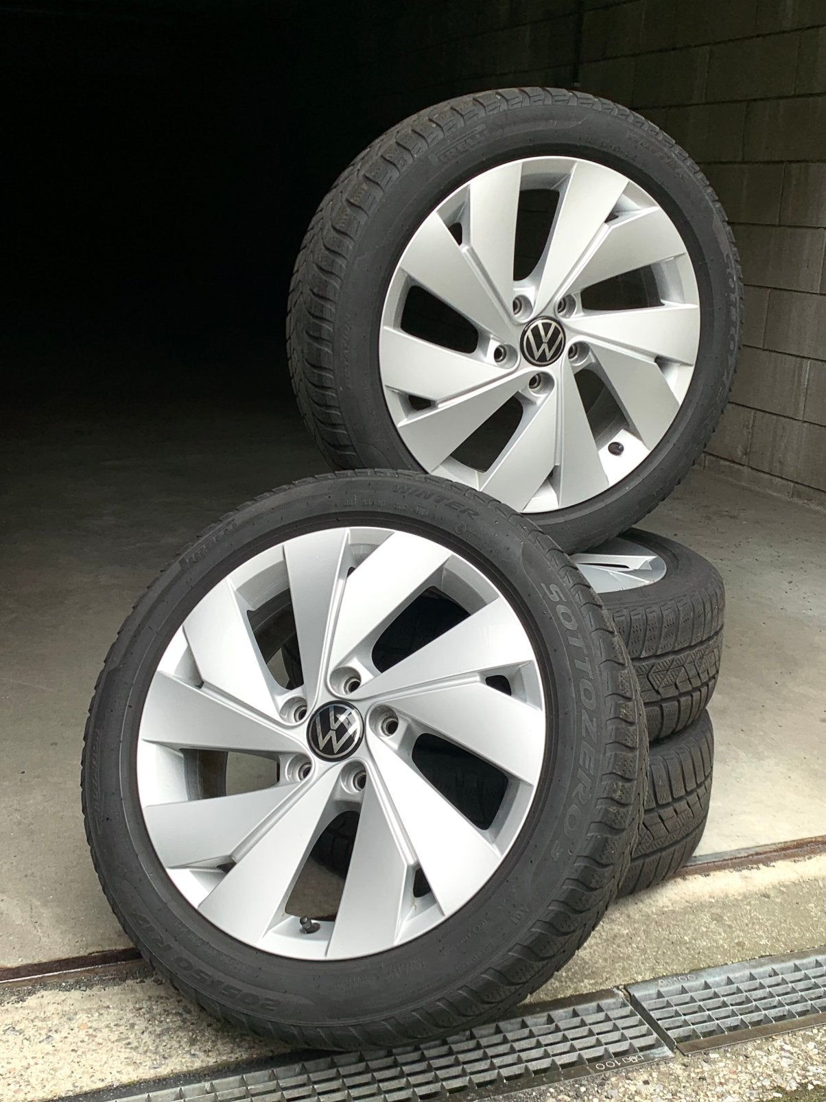 VW Golf 8 Belmont Jantes - Pirelli 205/50/R17 Comme neufs, Neuf, Pneus et Jantes, Pneus hiver, Véhicule de tourisme