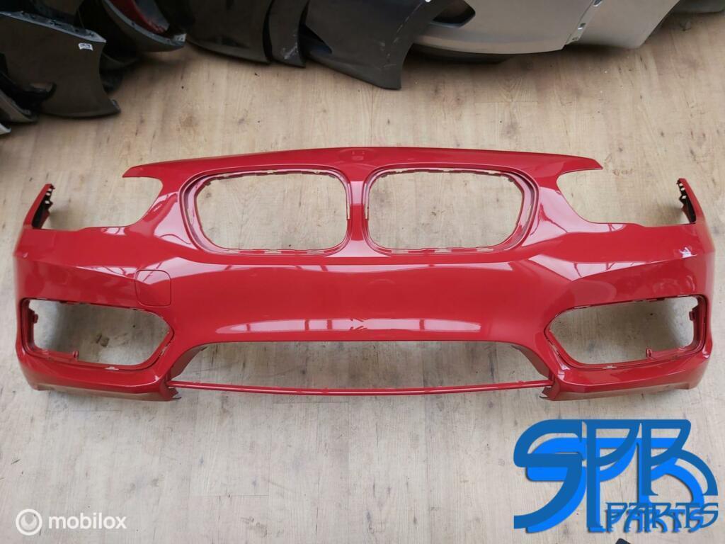 F20 F21 LCi 1 SERIE SPORTLINE VOORBUMPER ROOD FACELIFT VOOR, Voor, Nieuw, Ophalen of Verzenden, Bumper