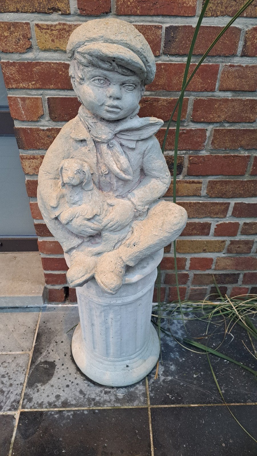 statue de petit garçon avec chien sur piédestal, Jardin & Terrasse, Enlèvement, Comme neuf