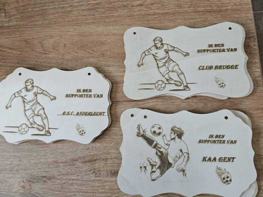 Je favoriete voetbalclub als supporter op een houten plaatje, Antiek en Kunst, Kunst | Etsen en Gravures, Ophalen of Verzenden