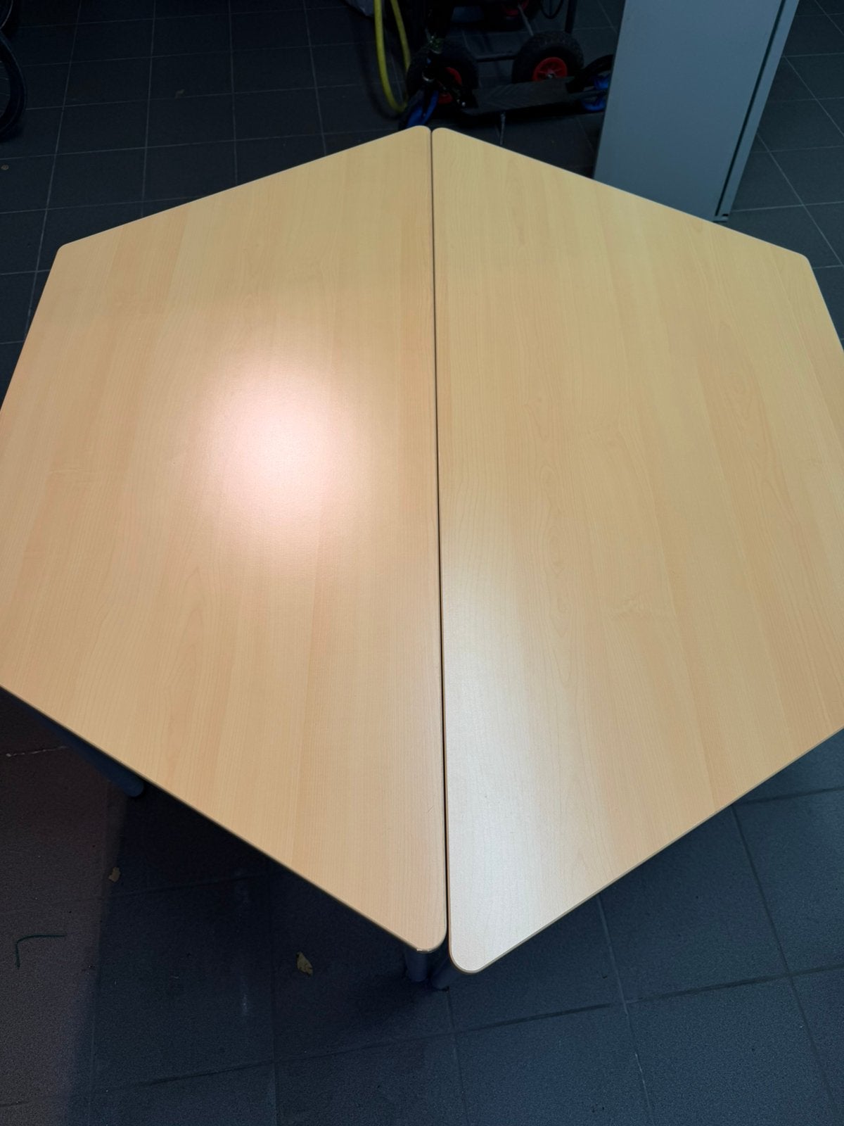 Set van twee bureus - trapeziumvorm, Ophalen, Zo goed als nieuw