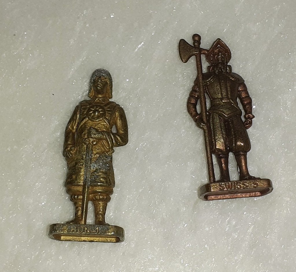 Verzamelen 2 vintage metalen soldaatjes HUN 1 en SWISS 5, Verzamelen, Ophalen of Verzenden, Nieuw
