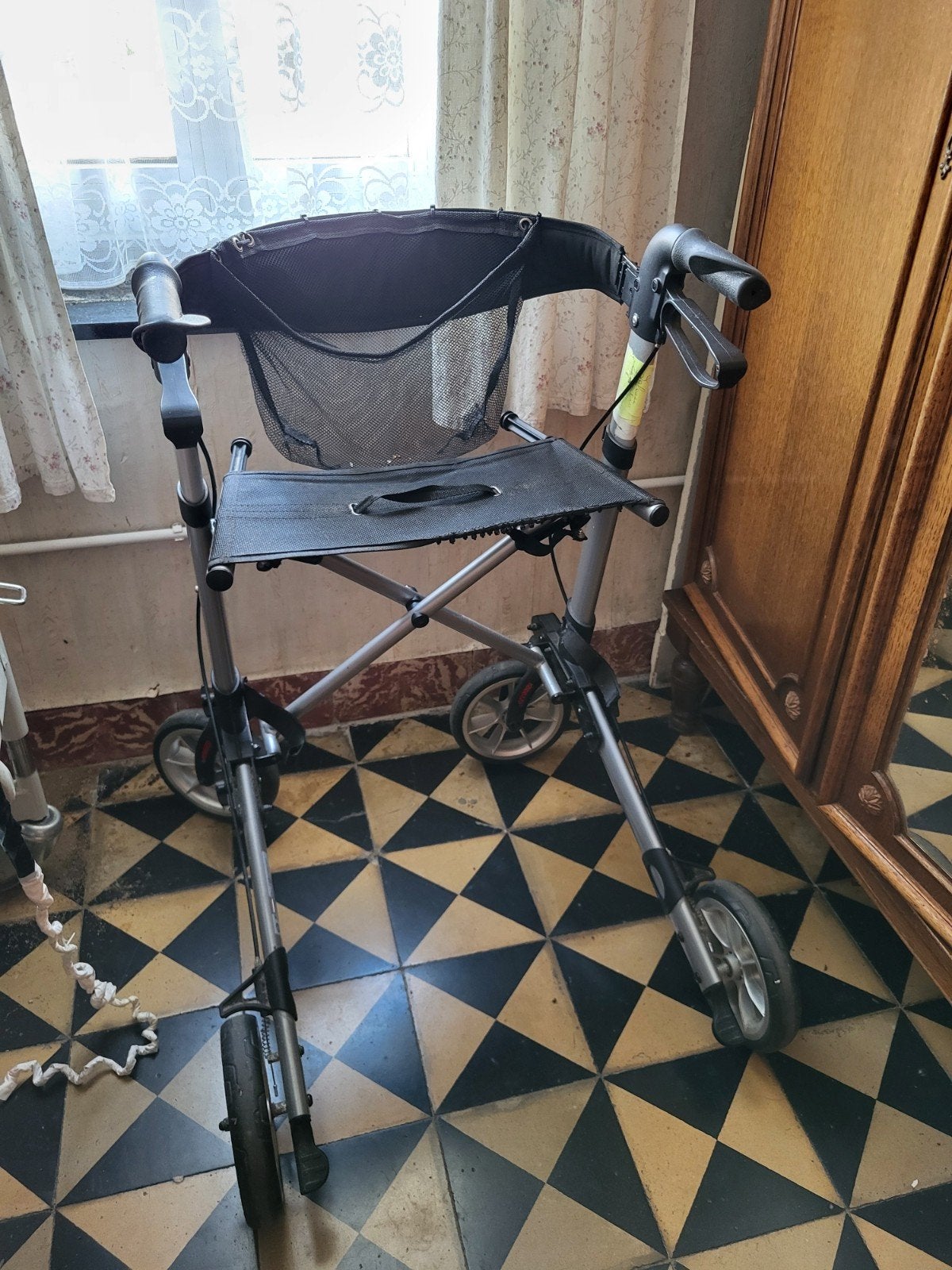 Rollator / Déambulateur 4 roues avec siège et panier – Très, Divers, Enlèvement